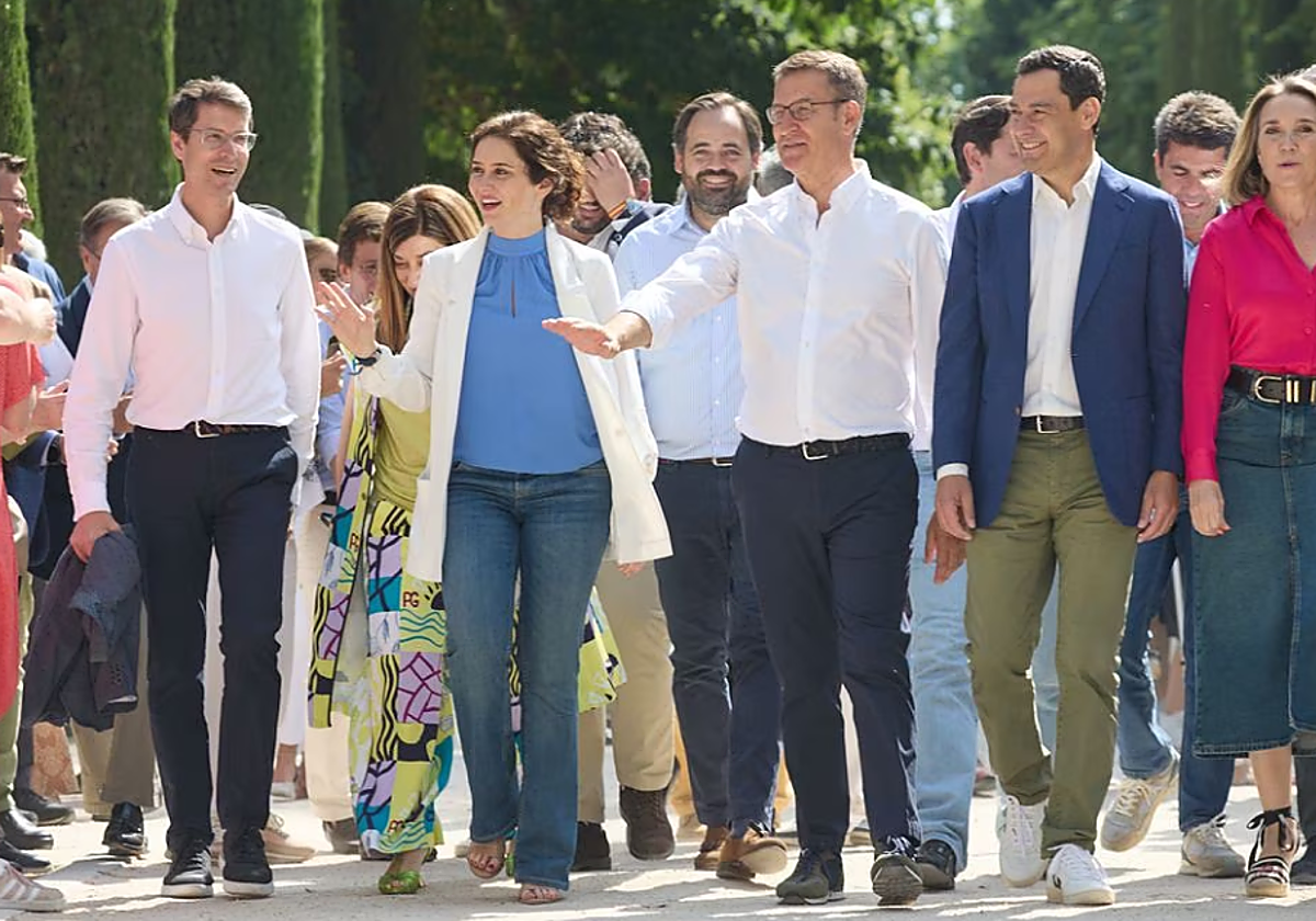 El presidente del Partido Popular, Alberto Núñez Feijóo, junto a otros miembros del PP en un acto político del PP.