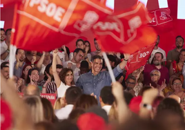 La ministra de Hacienda, María Jesús Montero, junto a Pedro Sánchez, durante el acto público en la caseta municipal de Dos Hermanas