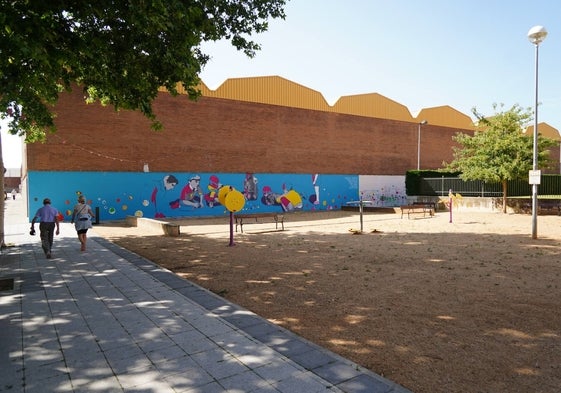 Dos vecinos de Ciudad Jardín pasean por la zona de biosaludables, que acogerá el nuevo parque.