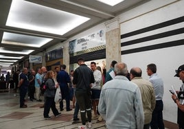 Colas de aficionados a las puertas de la boutique del Pasaje Coliseum, esperando para abonarse al Salamanca UDS.