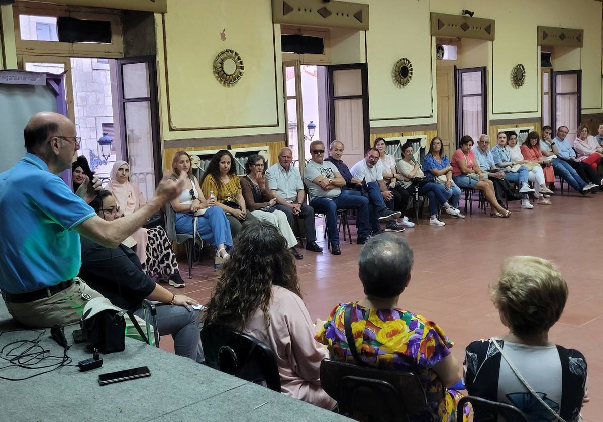 Intervención del presidente de la asociación de Bomberos Voluntarios, Jesús Muñoz, anoche en el salón del Centro Cultural «El Porvenir».