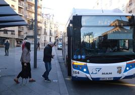 Ciudadanos se suben a un autobús urbano.