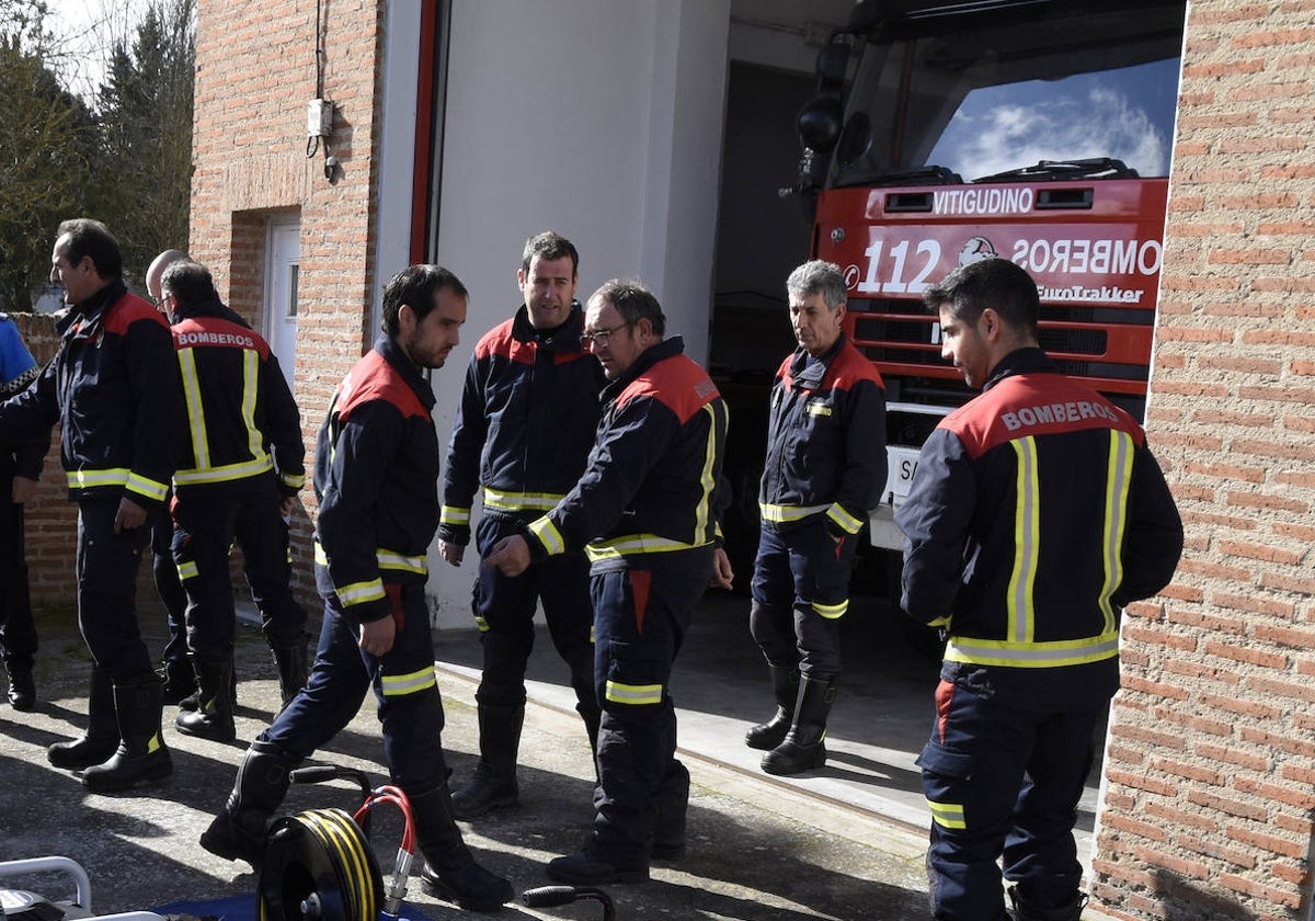 Bomberos voluntarios de Vitigudino durante la recepción de nuevo material en 2020 aportado por la Diputación de Salamanca.