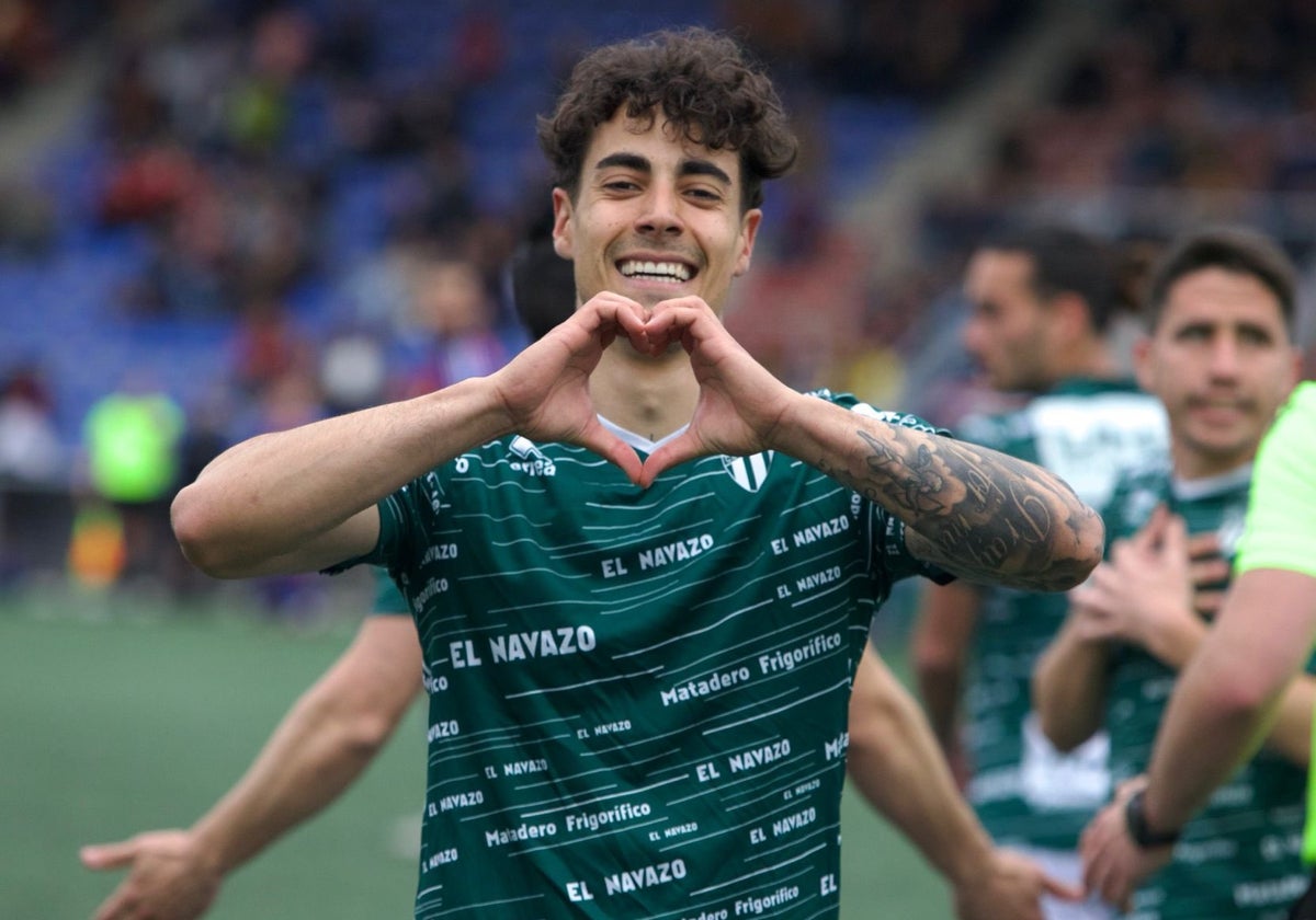 Caramelo celebra un gol con el Guijuelo.