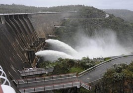 La presa de Irueña en una imagen de archivo con los aliviaderos abiertos por una crecida del río Águeda.