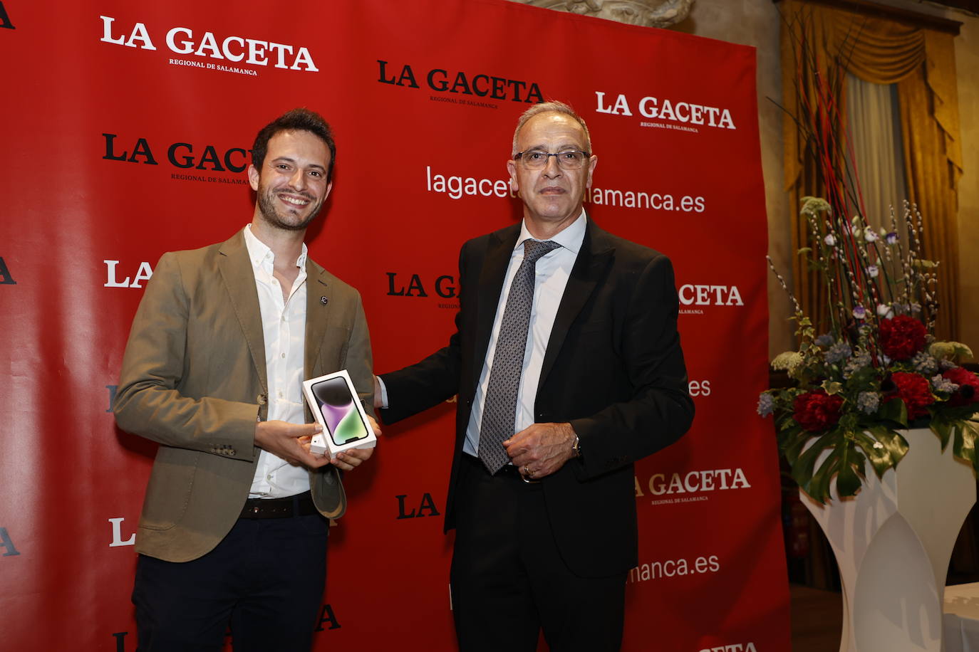 Manuel Herrero, de Grupo Colisee, fue uno de los grandes afortunados de la velada al llevarse un iPhone 14, de Media Markt. Lo recibió de las manos de Julián Ballestero, director de LA GACETA.