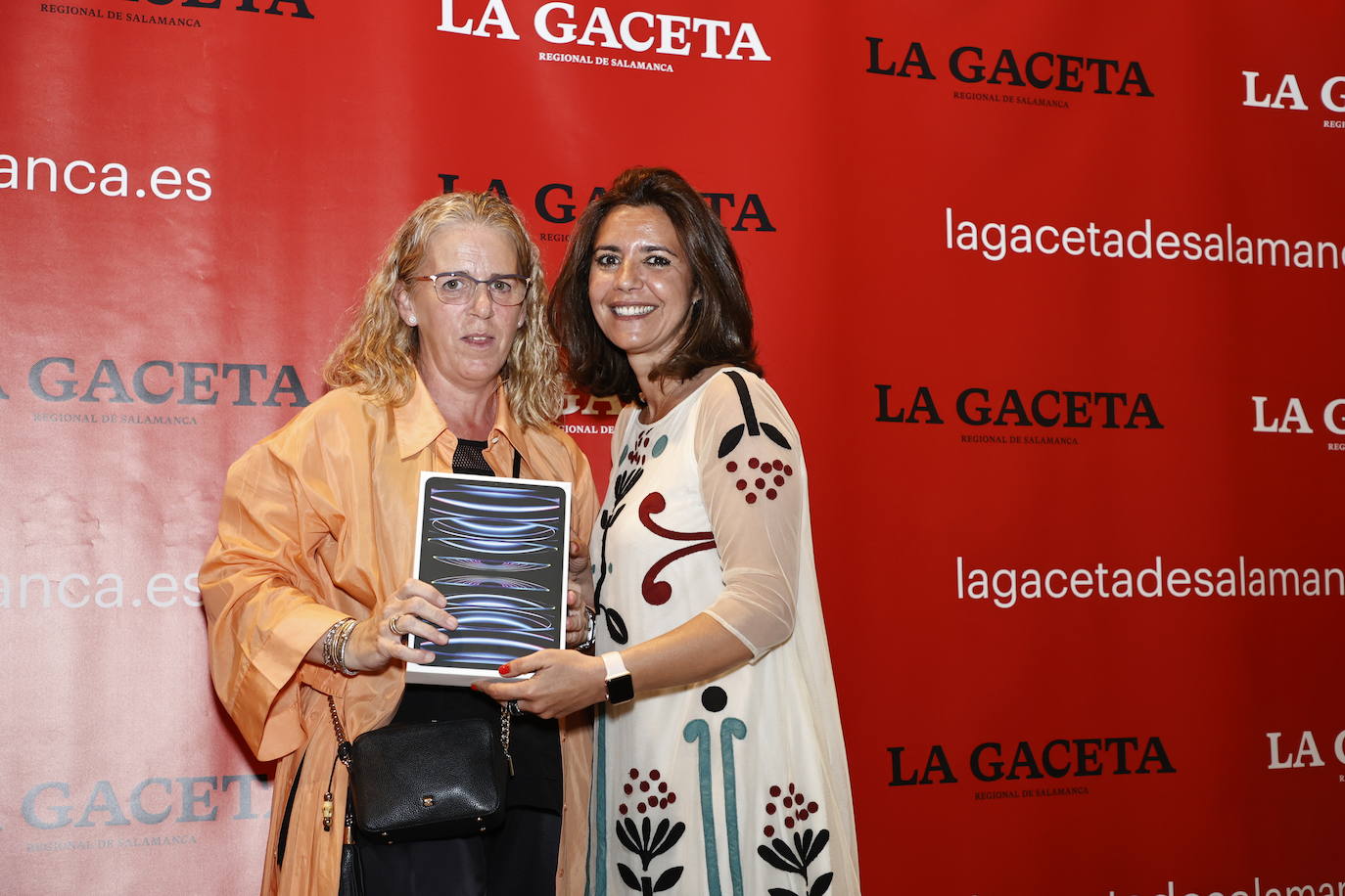 Yolanda Pastor, de Promociones El Encinar, S.L.U, recogió el Ipad Pro de 128 GB de Media Markt, de manos de Susana Sánchez.