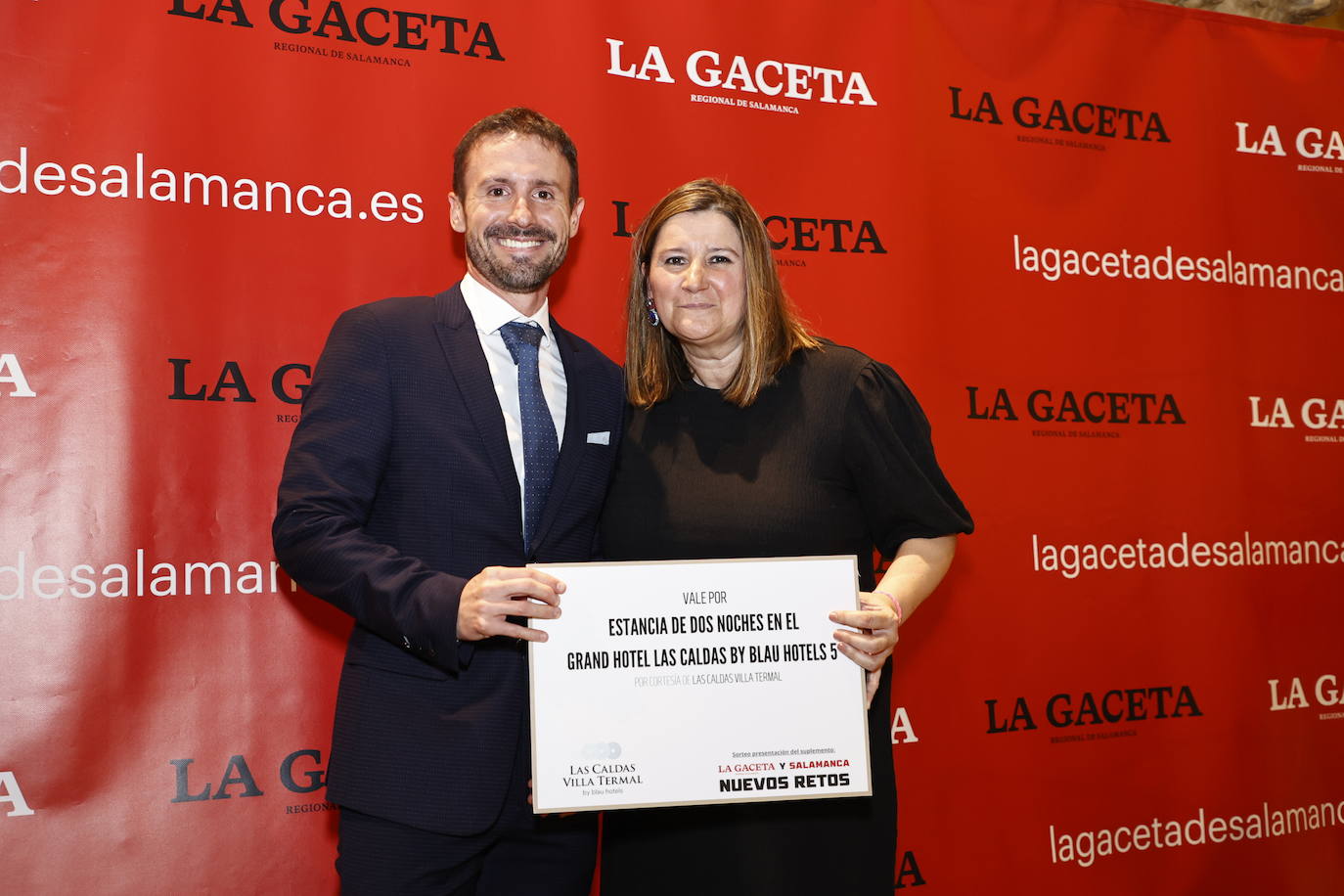 Adrián Rodríguez, del Corte Inglés, ganó dos noches en el Gran Hotel Las Caldas by Blau Hotels 5* para dos personas. Le entregó el regalo Maribel Crespo.