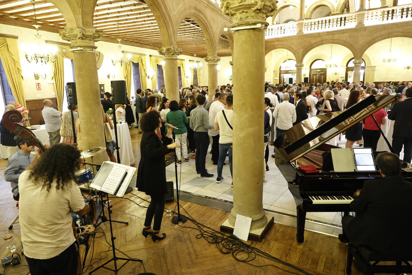 Ambiente distendido en la fiesta amenizada por Chema Corvo Trío y Marisa Marzo.