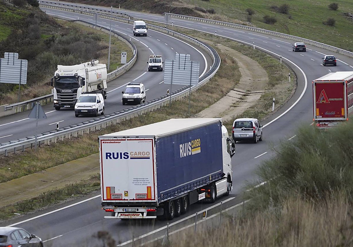 Camiones circulan por la carretera.