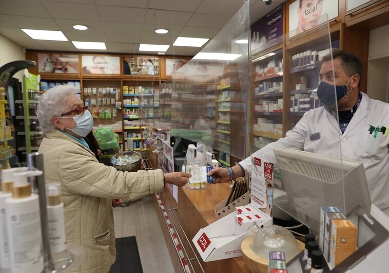 Sanidad y las comunidades autónomas aprueban eliminar la obligatoriedad de las mascarillas en centros de salud y farmacias