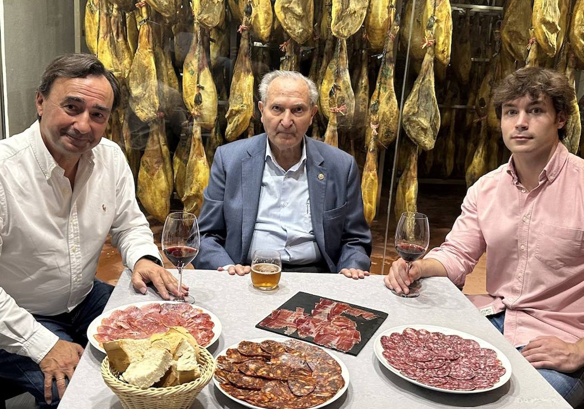 Santos Carrasco, entre Juan, a la izquierda, y Guillermo, a la derecha. Tres generaciones de una empresa familiar.