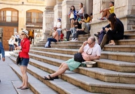 Turistas en las escaleras de la iglesia de La Clerecía.