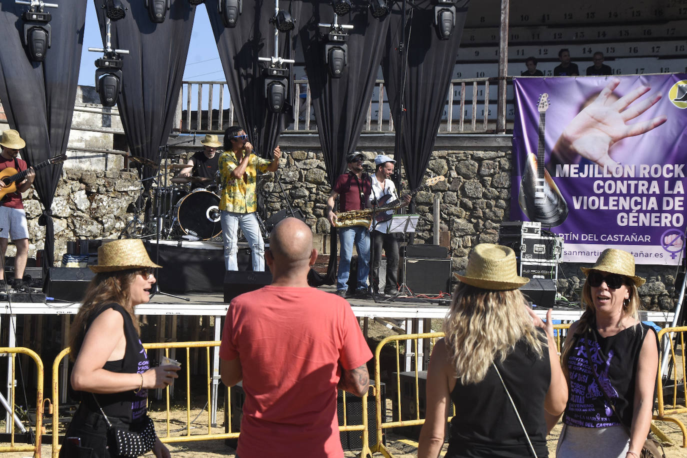 Buena música y mejillones en San Martín del Castañar
