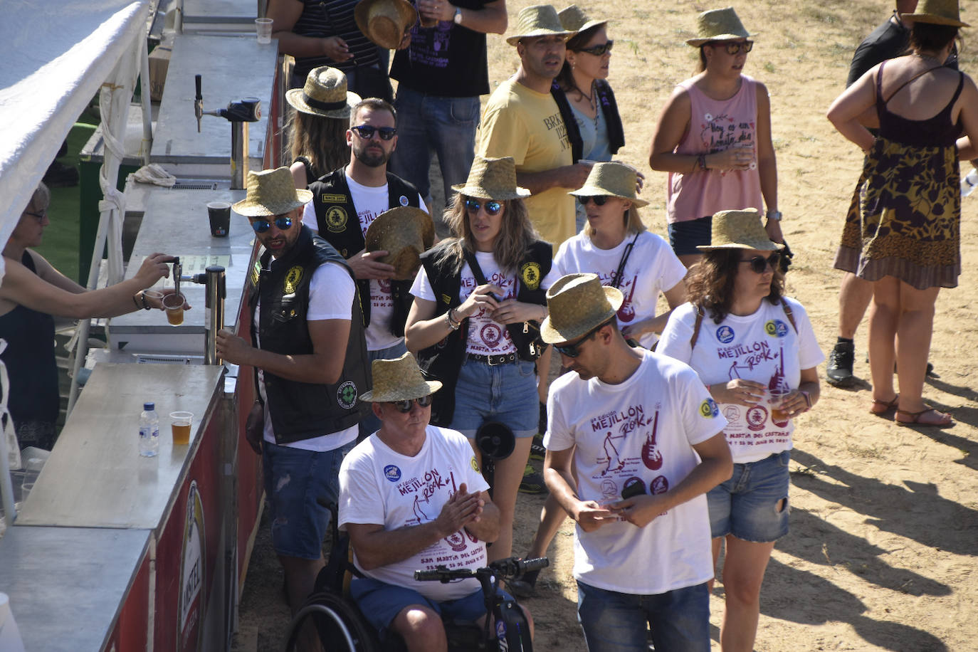Buena música y mejillones en San Martín del Castañar