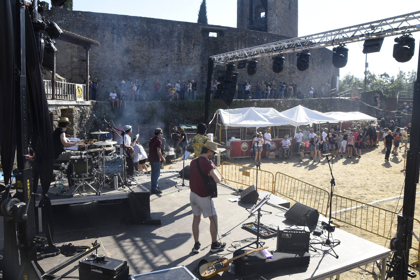 Buena música y mejillones en San Martín del Castañar