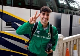 Álex Caramelo bajándose del bus del Guijuelo para jugar un choque de esta campaña pasada en Segunda Federación.