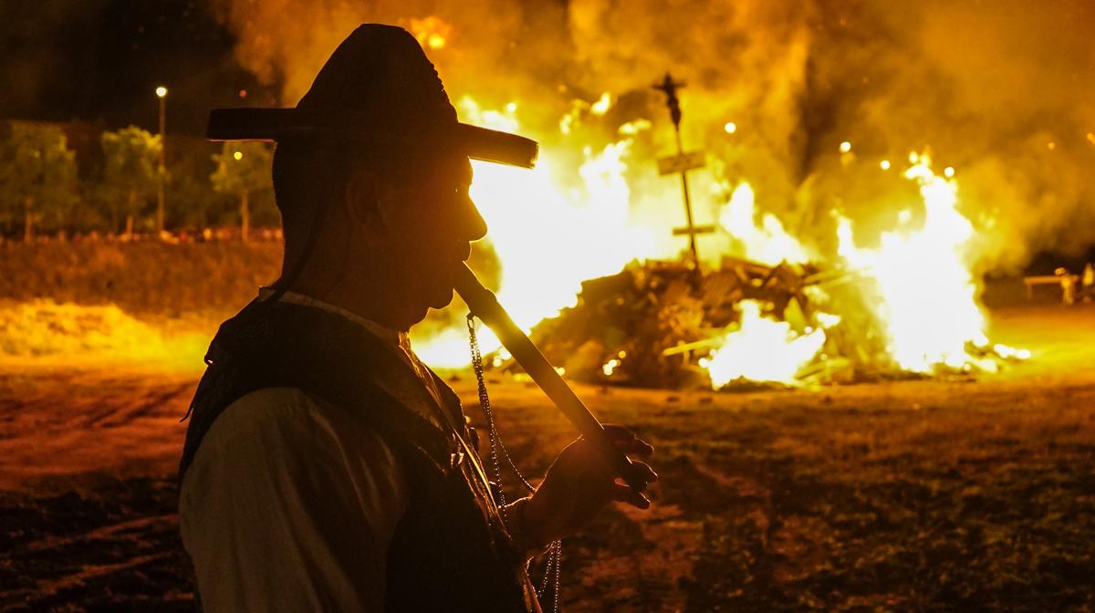 Salamanca se llena de magia con su tradicional hoguera de San Juan en El Zurguén