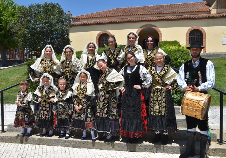 Un grupo de mujeres se vistió con trajes charros para hacer disfrutar al resto de fieles con sus bailes.