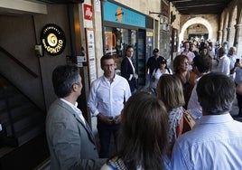 Alberto Nuñez Feijóo, en la puerta del restaurante Las Tapas de Gonzalo