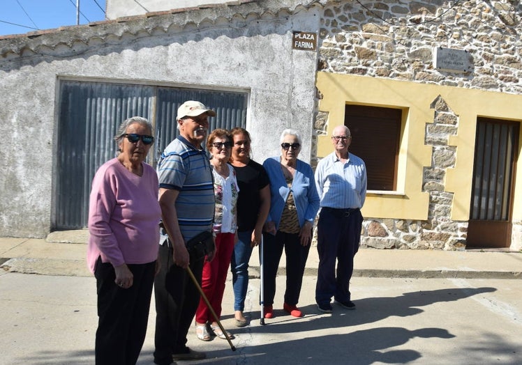 Asunción Vicente, Secundino Pérez, Isabel Santirso, Norma Rodríguez, María Dolores Elena y David Huete en la plaza Rafael Farina, situada junto a la parroquia de la localidad de Martinamor.