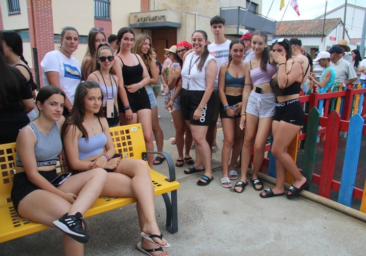 Un grupo de jóvenes, en la cola de la comida de hermandad.