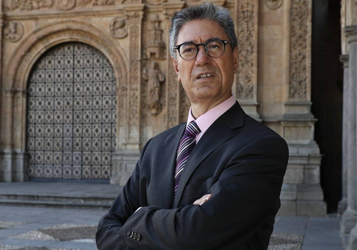 Julio Pindado, presidente de IME Business School, ante la fachada de San Esteban.