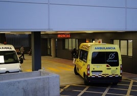 Una ambulancia del 112, en la puerta de urgencias