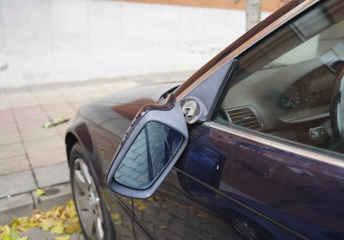 Uno de los coches dañado en el suceso del Camino de las Aguas.