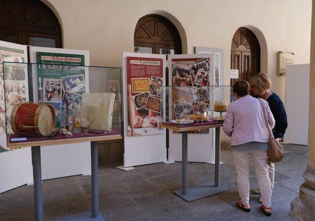 En 2019 el patio de La Salina acogió una exposición con piezas aportadas a Eslabones de la Tradición.