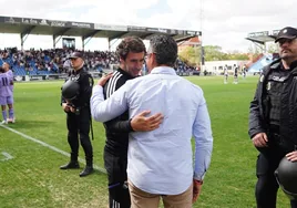 Dani Ponz y Raúl se saludan antes del partido que enfrentó al Unionistas y el Real Madrid Castilla
