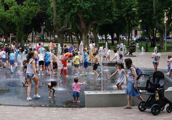 Las familias salmantinas huyen del calor en las fuentes de la ciudad, como en el Parque de La Alamedilla.