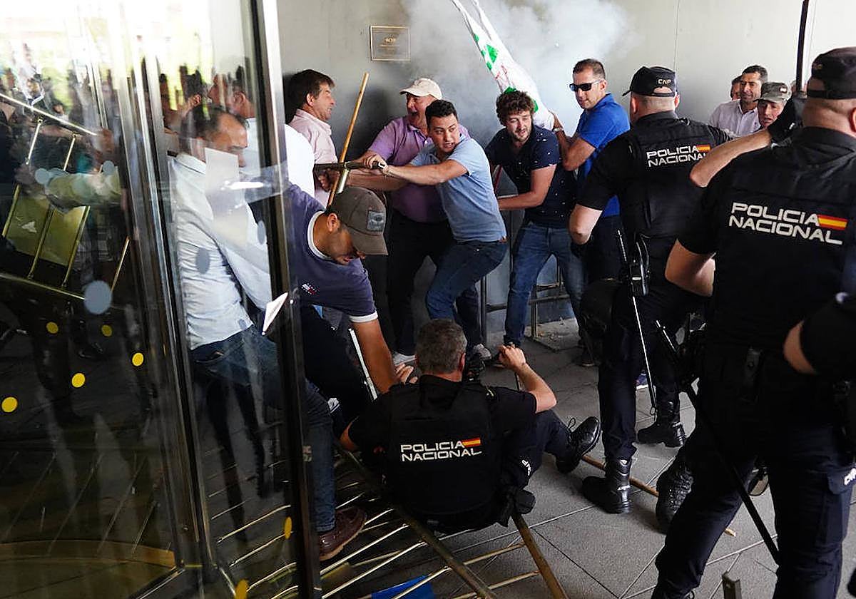 Los incidentes en la delegación de la Junta de Castilla y León.