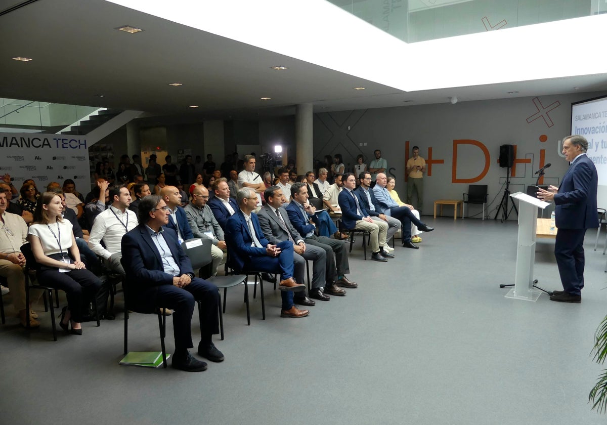 El alcalde, Carlos García Carbayo en el evento de 'Salamanca Tech' en el Edificio I+D+i.