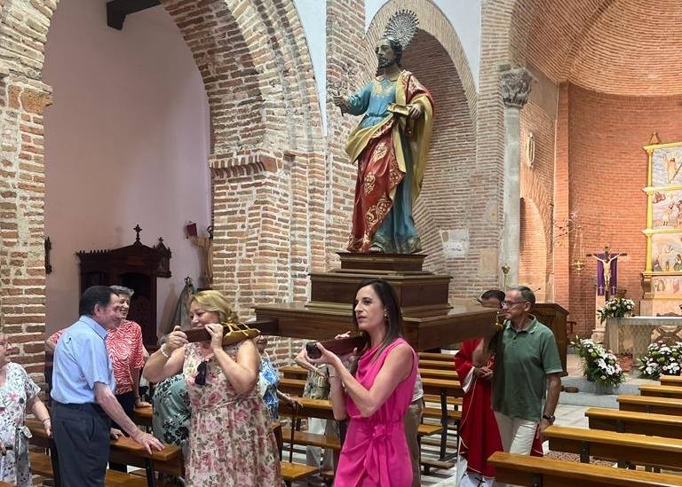 Paradinas de San Juan saca en procesión a San Pedro