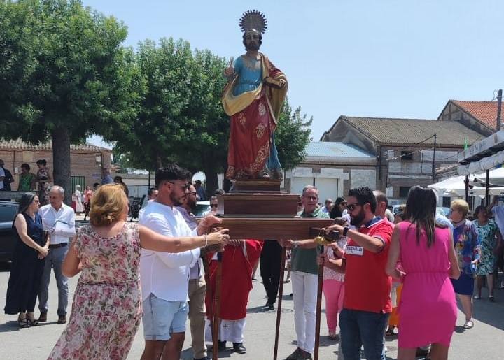 Paradinas de San Juan saca en procesión a San Pedro