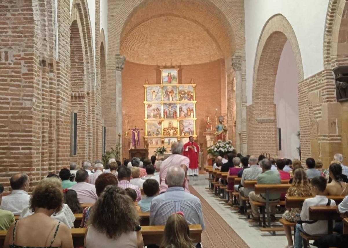 Paradinas de San Juan saca en procesión a San Pedro