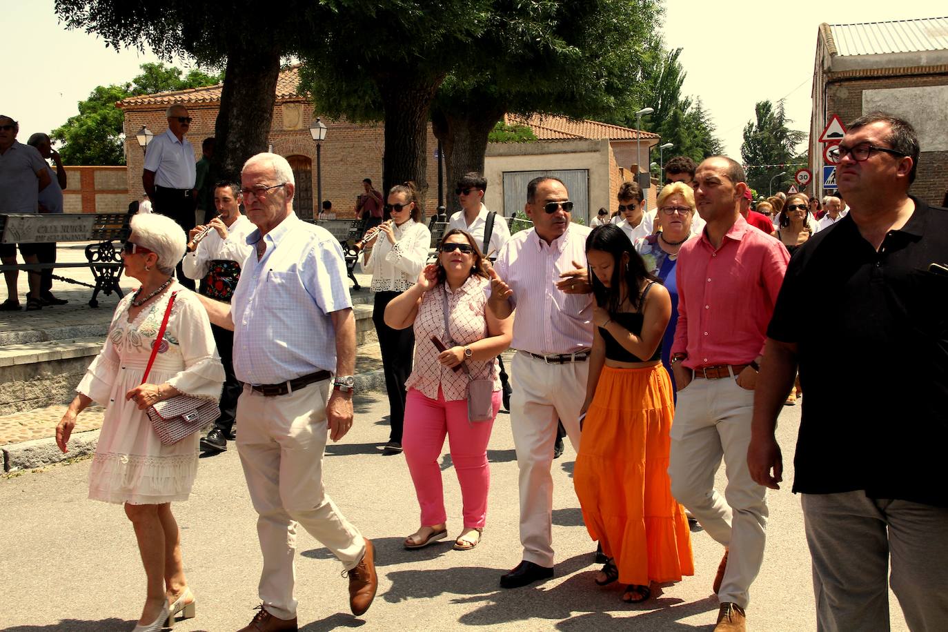 Paradinas de San Juan saca en procesión a San Pedro