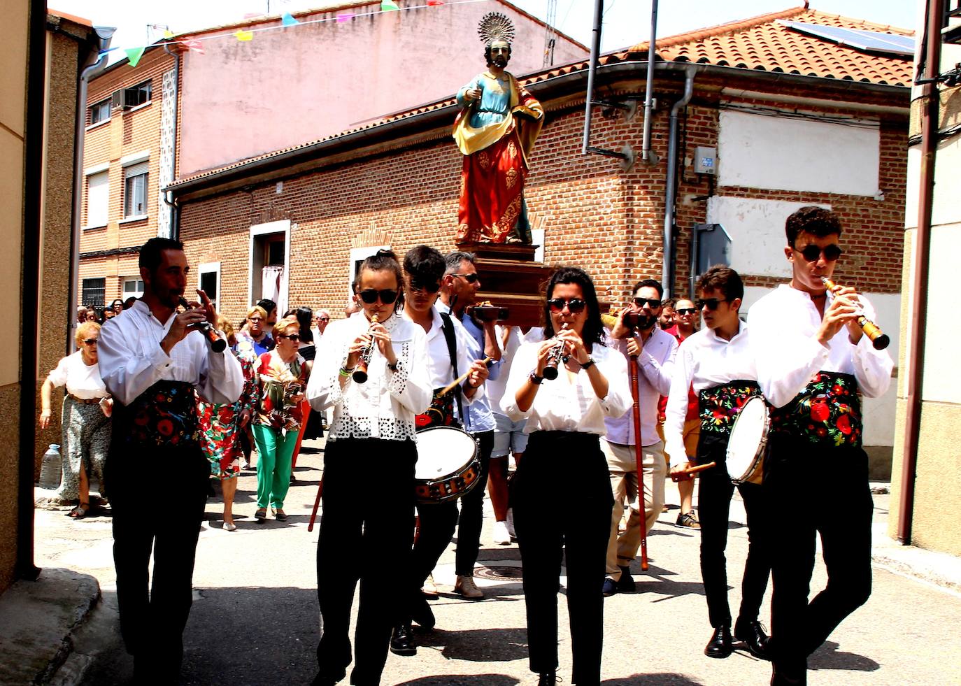 Paradinas de San Juan saca en procesión a San Pedro