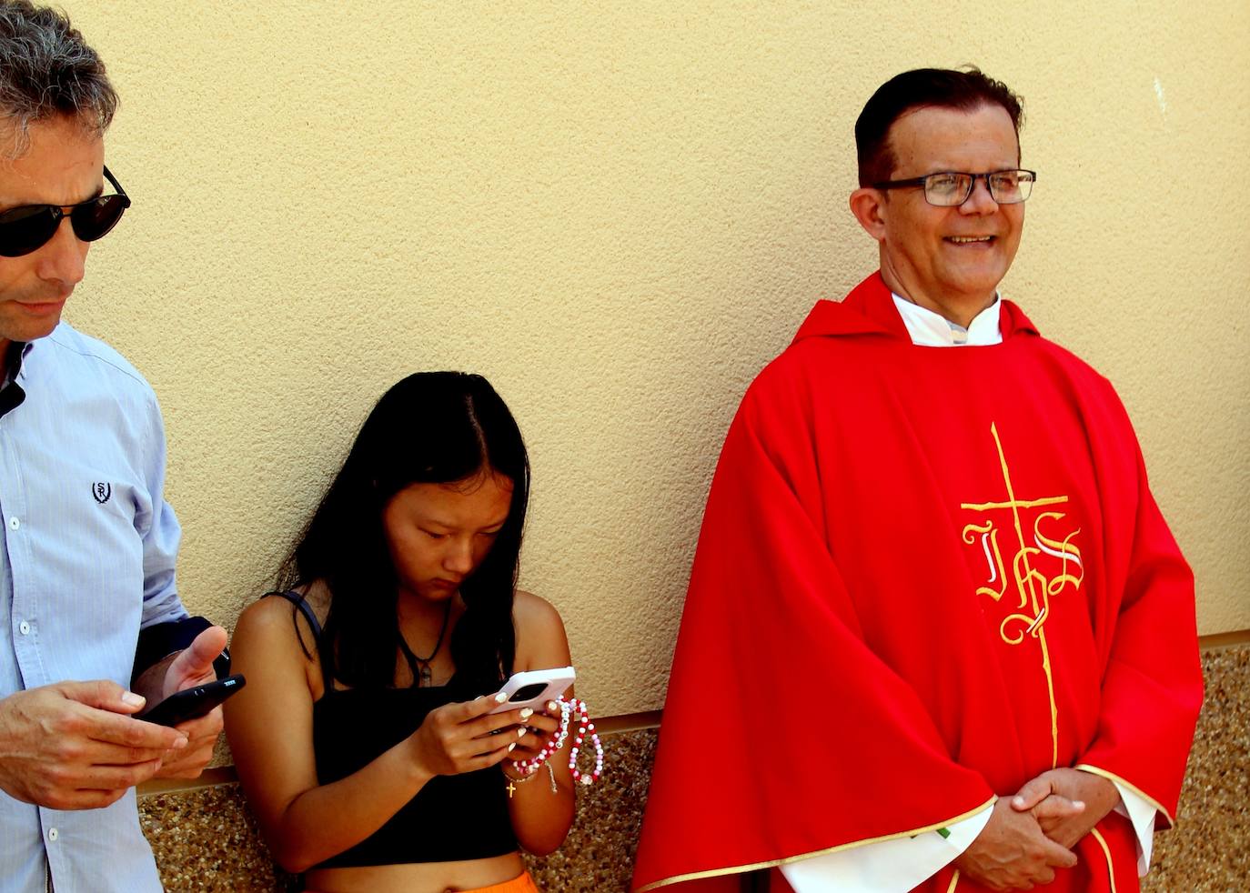 Paradinas de San Juan saca en procesión a San Pedro