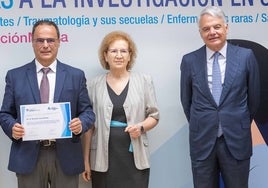 Ricardo Canal, Margarita del Val e Ignacio Garralda durante la entrega de la beca para el proyecto.