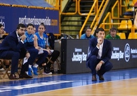 Pepe Vázquez observa una acción en un partido de la última temporada.