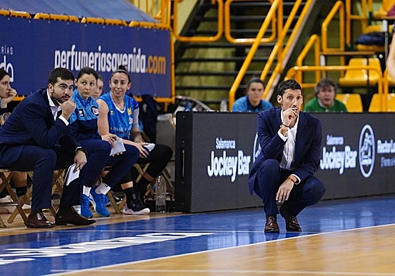 Pepe Vázquez observa una acción en un partido de la última temporada.