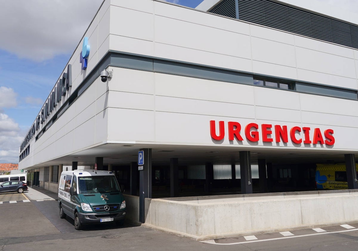 Un furgón de la Guardia Civil, aparcado a la salida de Urgencias del nuevo Hospital de Salamanca.