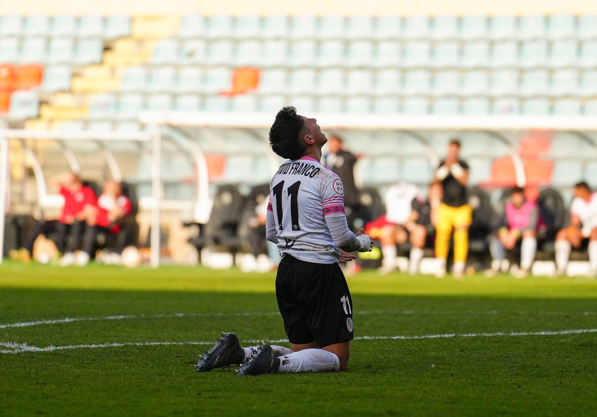 David Franco se lamenta de rodillas dentro del área del Fondo Sur tras una ocasión fallada por el Salamanca UDS la temporada pasada.