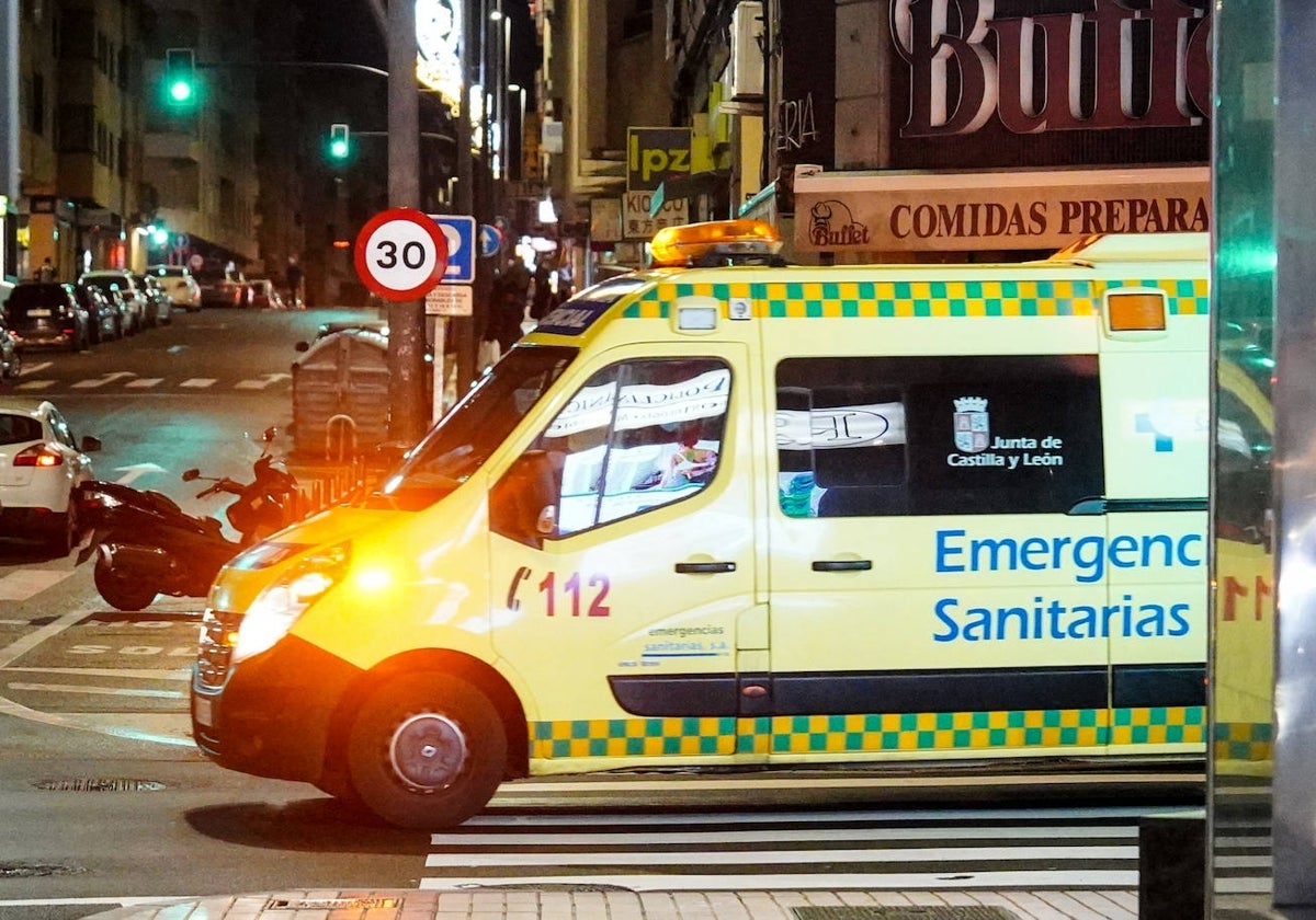 Una ambulancia se desplaza por la capital salmantina.