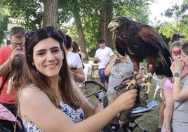 La exhibición de aves rapaces triunfa en la feria de la Isla del Soto de Santa Marta 