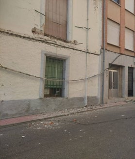 Imagen secundaria 2 - Un camión arranca un balcón en el centro de Alba y se da a la fuga