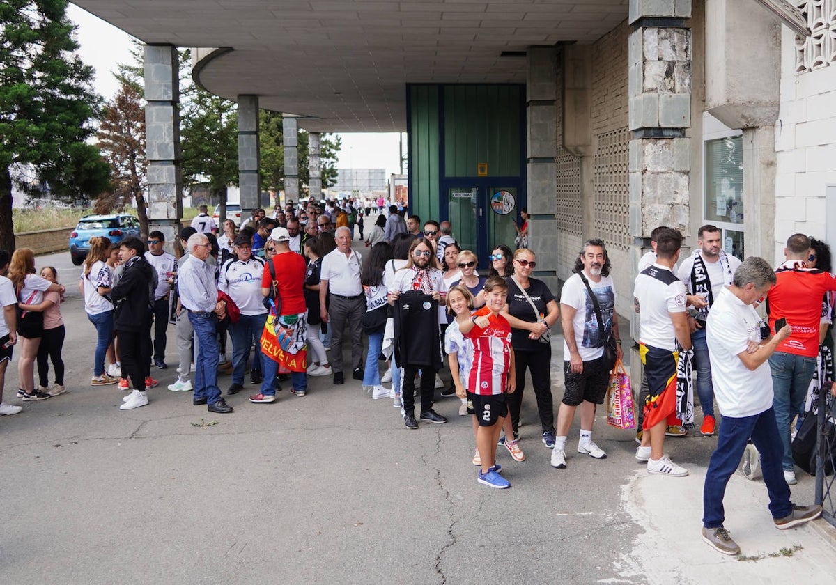 Colas para entrar en el Helmántico en el partido contra el Sant Andreu.