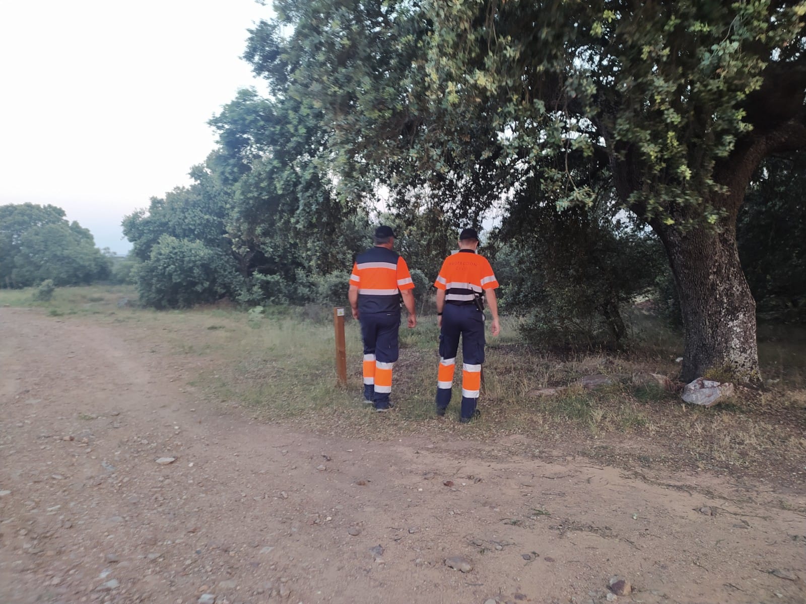 Dos voluntarios de Protección Civil del Ayuntamiento de Salamanca colaboran en la búsquenda.